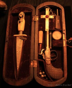 Shrunken head & Vampire Killing kit